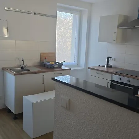 Schoene Vollausgestattete Monteurs- Gaestewohnung Naehe Raffinerie Leuna Und Geiseltalsee Fuer 5 Personen 0304 Apartment