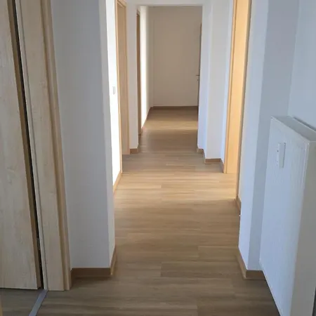 Apartment Schoene Vollausgestattete Monteurs- Gaestewohnung Naehe Raffinerie Leuna Und Geiseltalsee Fuer 5 Personen 0304 *