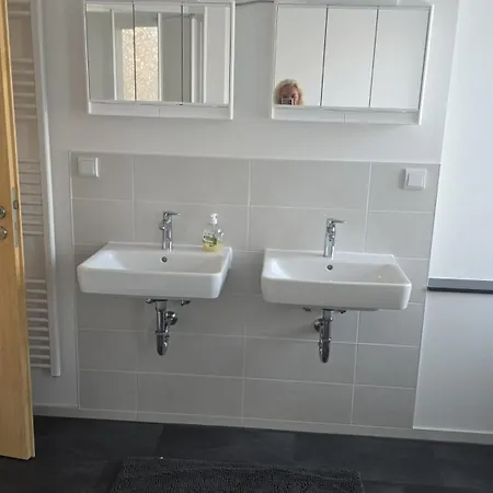 Schoene Vollausgestattete Monteurs- Gaestewohnung Naehe Raffinerie Leuna Und Geiseltalsee Fuer 5 Personen 0304 Apartment *