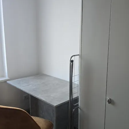 Apartment Schoene Vollausgestattete Monteurs- Gaestewohnung Naehe Raffinerie Leuna Und Geiseltalsee 0304 *