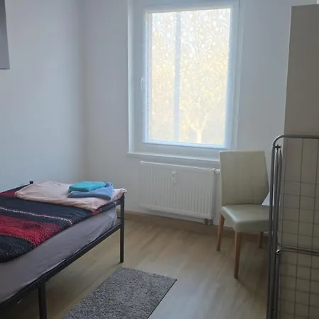 Apartment Schoene Vollausgestattete Monteurs- Gaestewohnung Naehe Raffinerie Leuna Und Geiseltalsee Fuer 5 Personen 0304 *